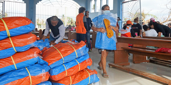 Helfende von World Vision versorgen die Menschen auf den Philippinen nach Taifun Rai mit nützlichem Equipment