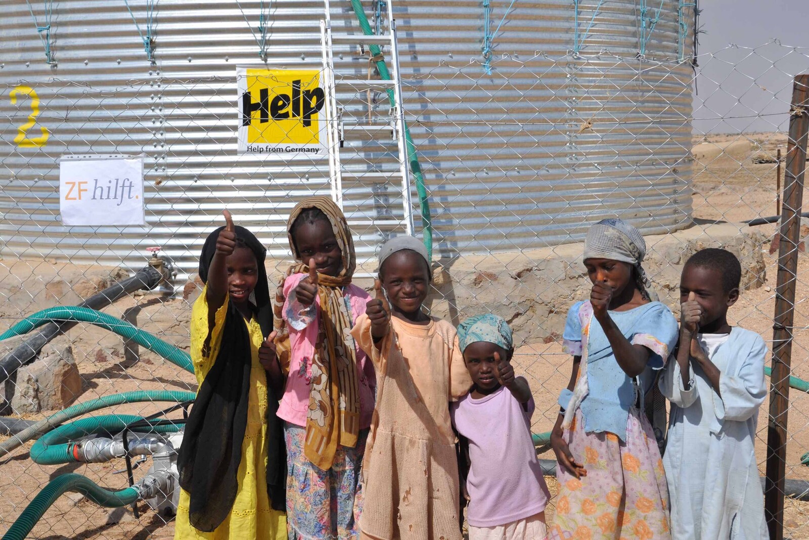 Dürre Hungersnot Tschad Wassertank Kinder