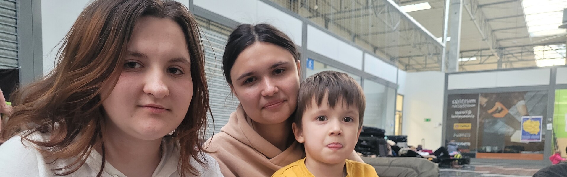 Eine Mutter mit ihrer Tochter und ihrem Sohn auf der Flucht 