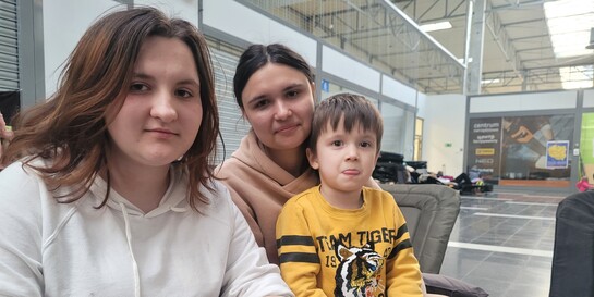 Eine Mutter mit ihrer Tochter und ihrem Sohn auf der Flucht 