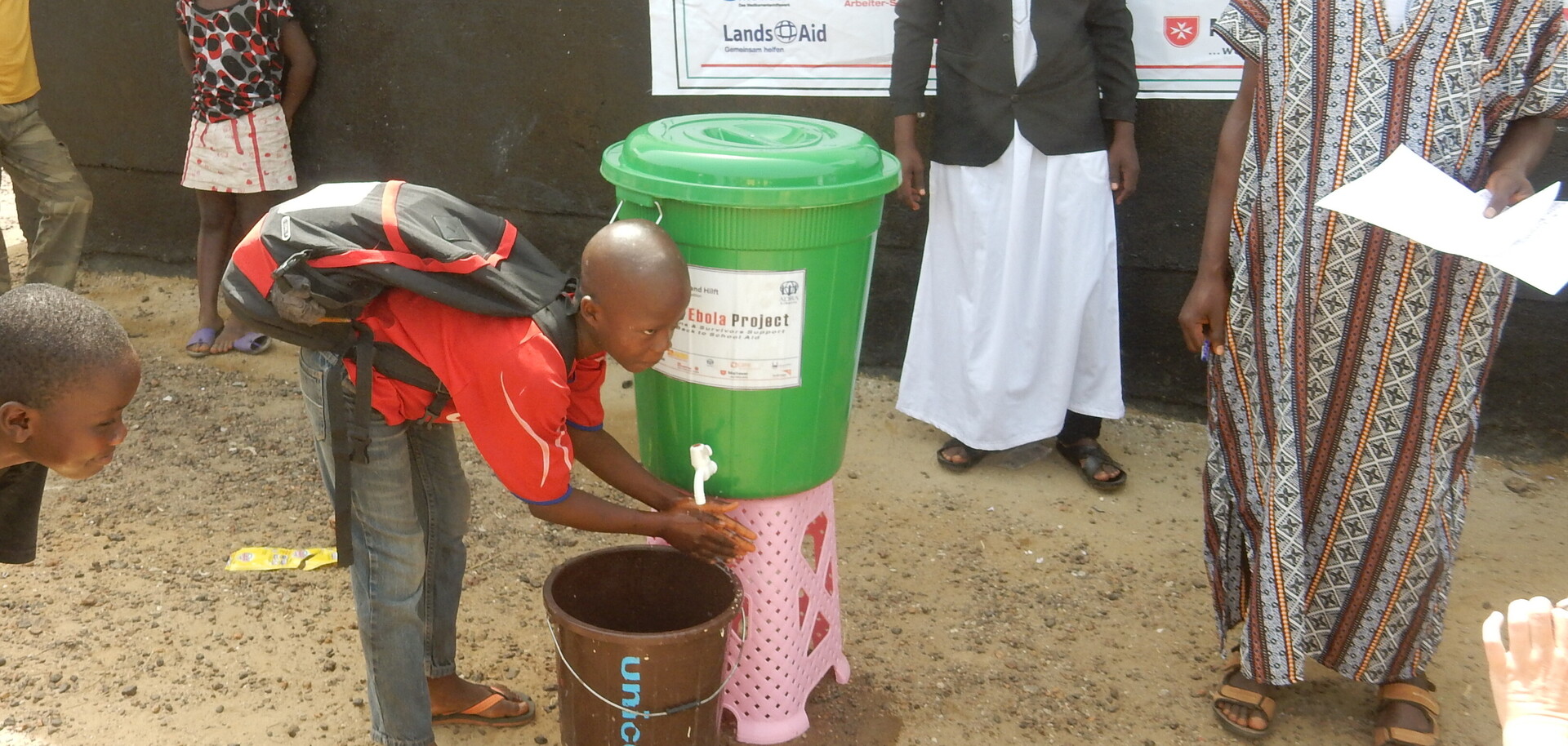 Ein Kind wäscht sich die Hände: Hygiene ist wichtig, um die Ebola-Gefahr einzudämmen Ein Kind wäscht sich die Hände: Hygiene ist wichtig, um die Ebola-Gefahr einzudämmen