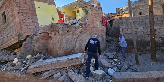 Zwei Helfer begutachten die Schäden nach dem Erdbeben in Marokko