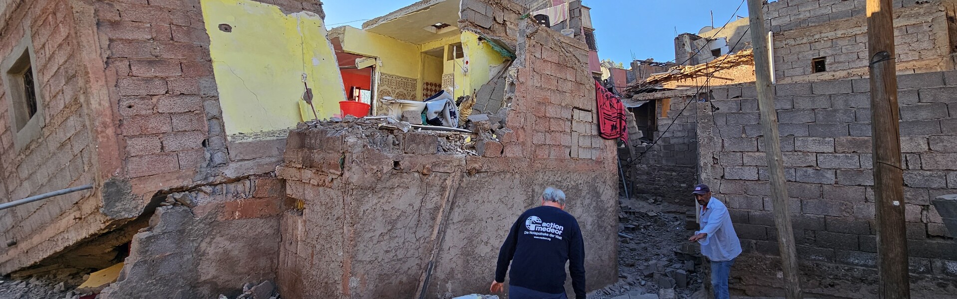 Zwei Helfer begutachten die Schäden nach dem Erdbeben in Marokko