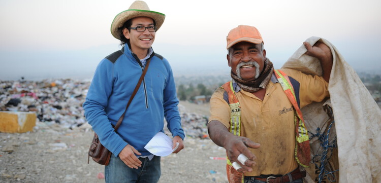 José Carlos mit einem Beneficiary auf der Müllhalde José Carlos mit einem Beneficiary auf der Müllhalde