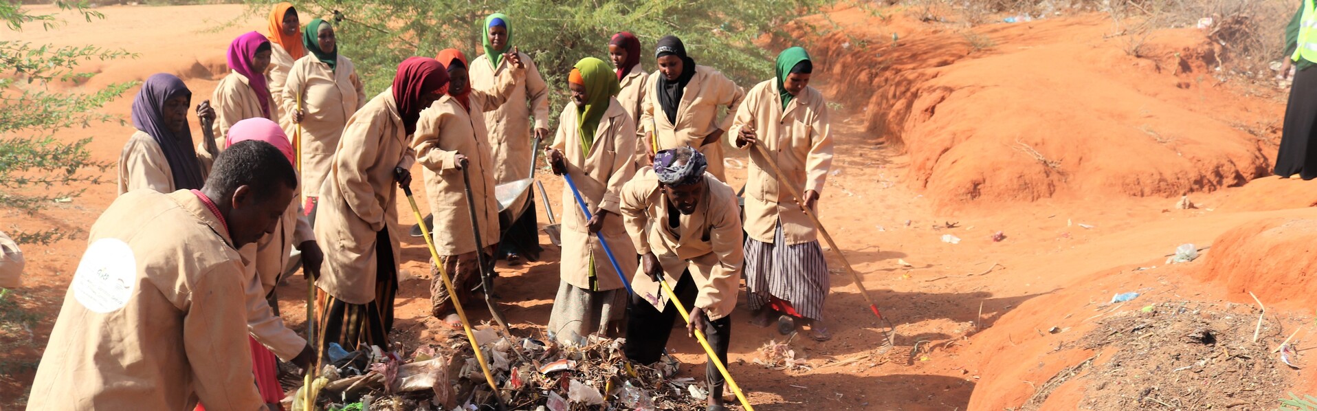 Sanitär-Trupps im Bulo-Ajuran-Camp in Südsomalia beseitigen Müllberge 