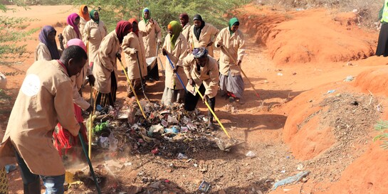 Sanitär-Trupps im Bulo-Ajuran-Camp in Südsomalia beseitigen Müllberge 