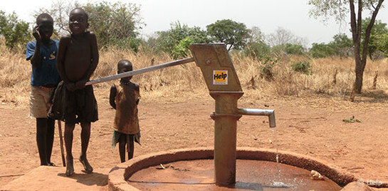In Mingkaman haben Mitarbeiter von Help Brunnen und Latrinen gebaut. Vorher mussten die Bewohner 15 Kilometer bis zur nächsten Wasserstelle laufen. Jetzt haben sie Trinkwasser im Camp