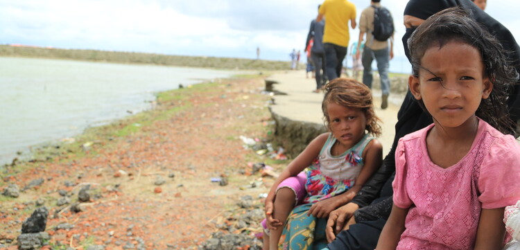 Zwei Mädchen und ihre Mutter auf der Flucht aus Myanmar.