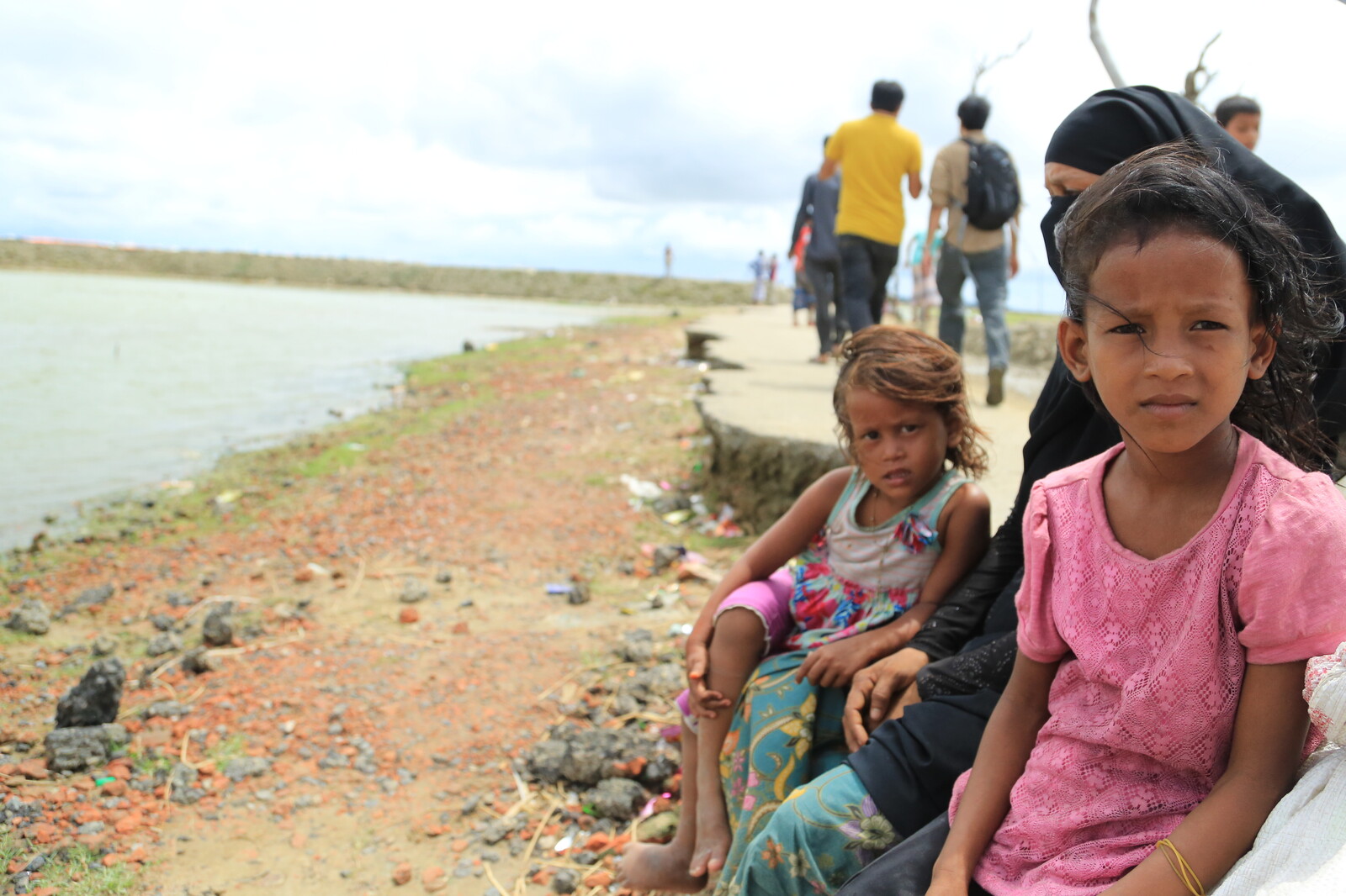 Zwei Mädchen und ihre Mutter auf der Flucht aus Myanmar.