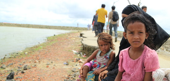 Zwei Mädchen und ihre Mutter auf der Flucht aus Myanmar.
