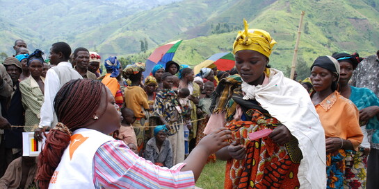 Eine Helferin von der Hilfsorganisation World Vision registriert geflüchtete Frauen und Männer in der DR Kongo