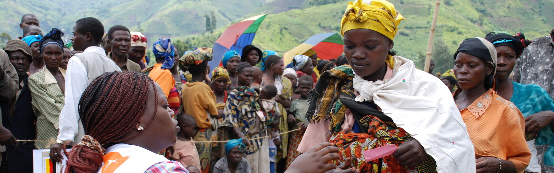 Eine Helferin von der Hilfsorganisation World Vision registriert geflüchtete Frauen und Männer in der DR Kongo