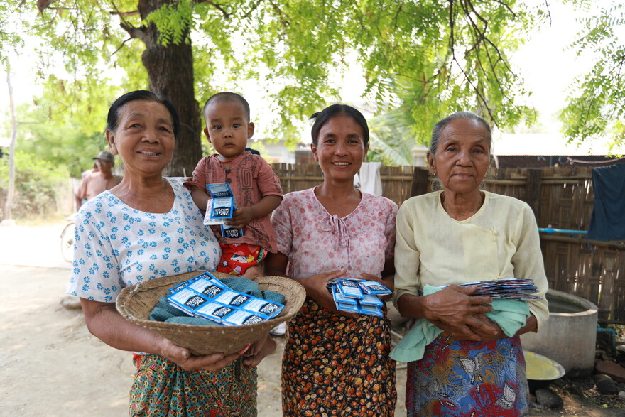 Menschen in Myanmar, die Hilfe erhalten haben Menschen in Myanmar, die Hilfe erhalten haben