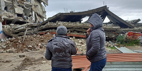 Zwei Helferinnen von der Organisation ADRA blicken auf das Aumaß der Zerstörung nach dem Erdbeben in Syrien