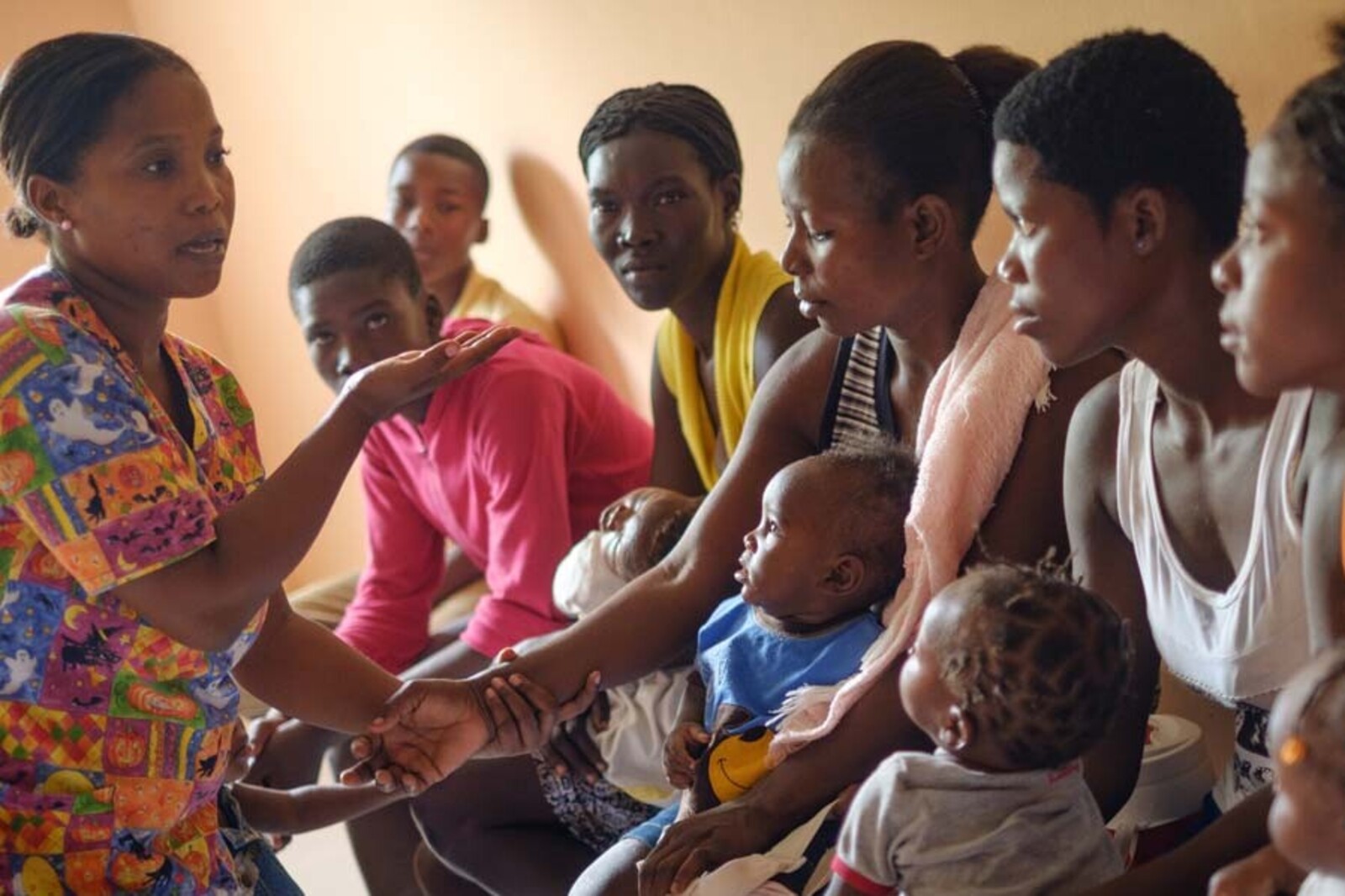 Frauen und Kinder in einer Klinik in Haiti