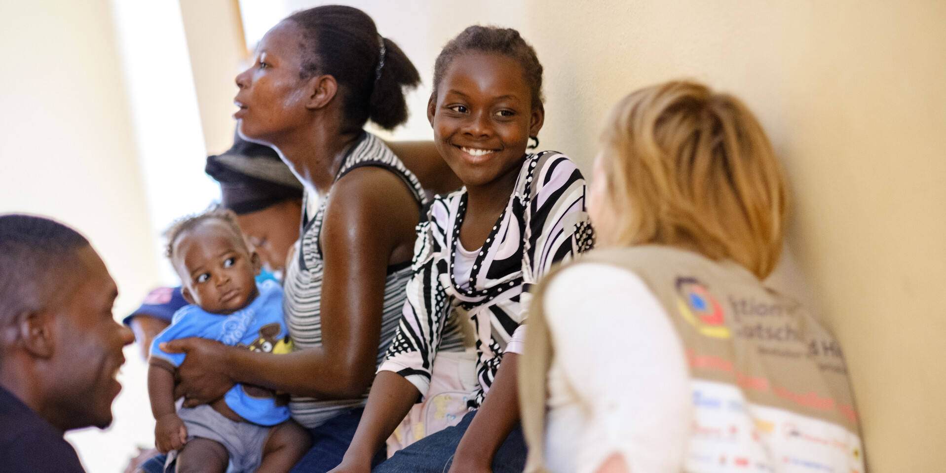 Familien in Haiti warten auf ihren Termin in einer Kinderklinik