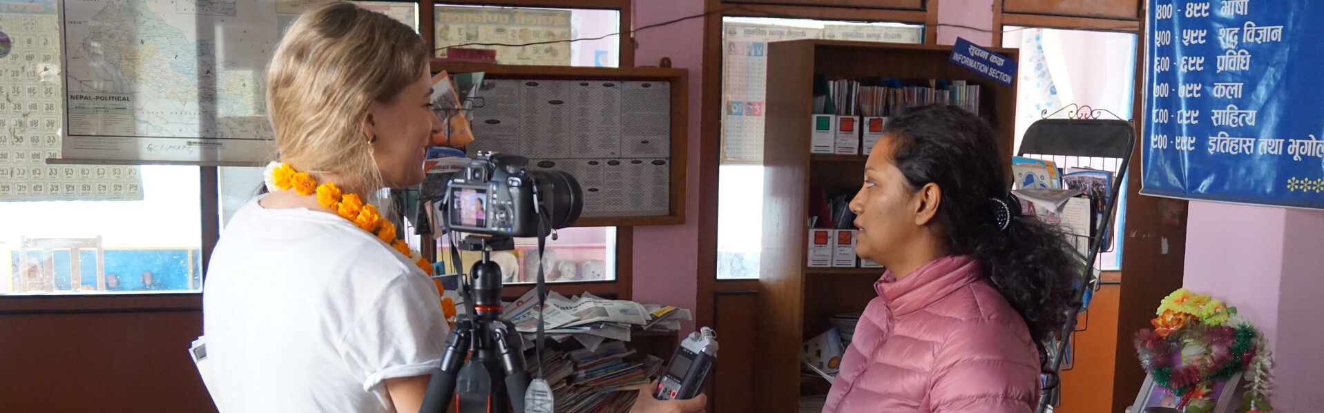 Rahel Klein spricht im Interview mit einem Opfer des Erdbebens in Nepal.