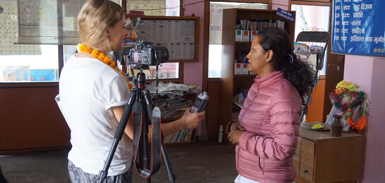 Rahel Klein spricht im Interview mit einem Opfer des Erdbebens in Nepal.