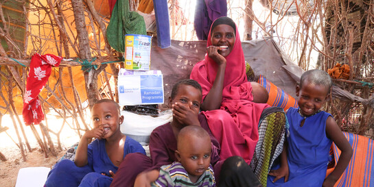 Nurta A. und ihre Kinder zu Hause während der Ramadan-Lebensmittelverteilung von Islamic Relief in einem Lager für Geflüchtete außerhalb von Mogadischu, Somalia