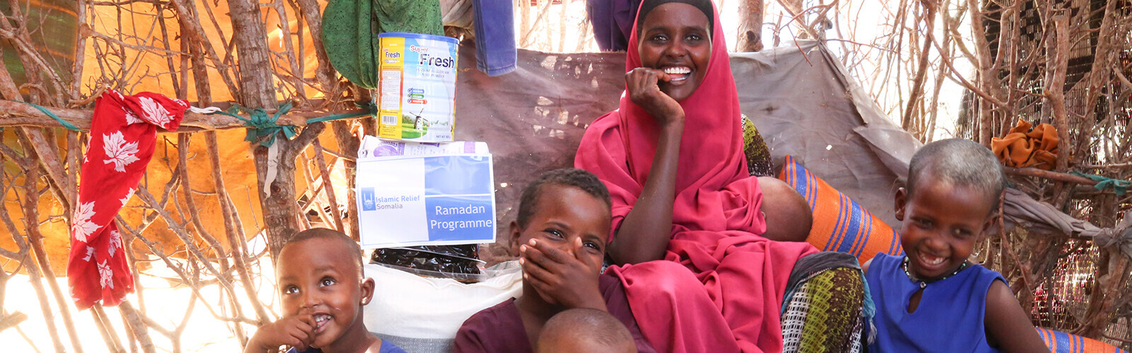 Nurta A. und ihre Kinder zu Hause während der Ramadan-Lebensmittelverteilung von Islamic Relief in einem Lager für Geflüchtete außerhalb von Mogadischu, Somalia