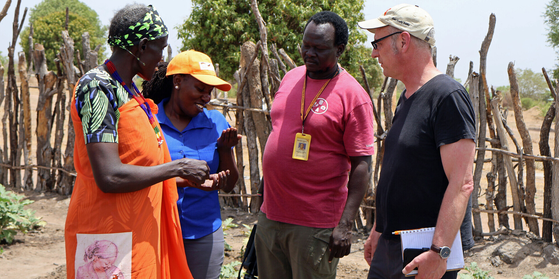 Haruna im Gespräch mit Mitarbeitenden von World Vision