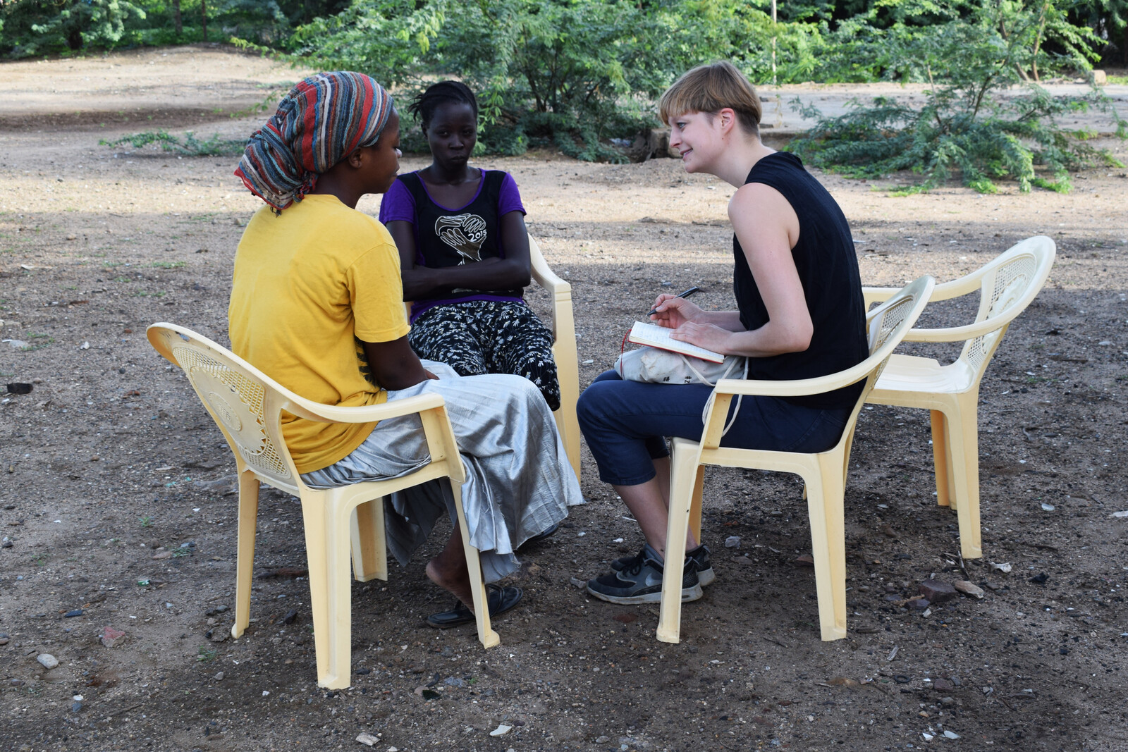 Johanna Sagmeister im Gespräch mit minderjährigen Müttern, die in Kenia einen Computer-Kurs besuchen.