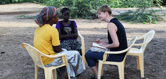 Johanna Sagmeister im Gespräch mit minderjährigen Müttern, die in Kenia einen Computer-Kurs besuchen.