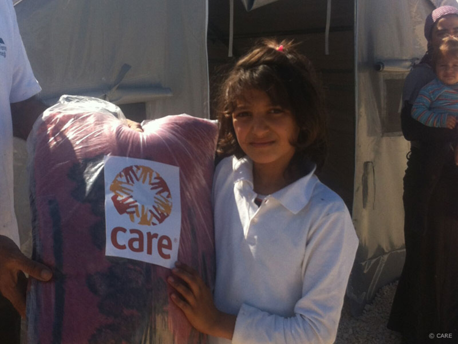 In Syrien, in der Türkei, in Jordanien und im Nordirak hilft CARE mit Decken, Öfen, Heizmaterial aber auch mit Nahrungs- und Bargeldhilfen. Help – Hilfe zur Selbsthilfe unterstützt Flüchtlinge in Jordanien mit Decken, Laken und Matratzen.