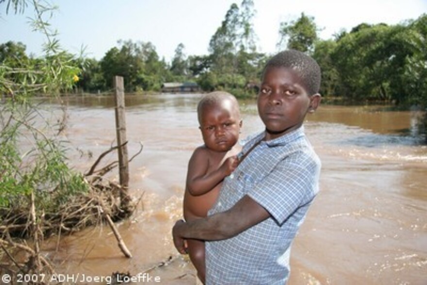 Flut Afrika: Junge mit Baby