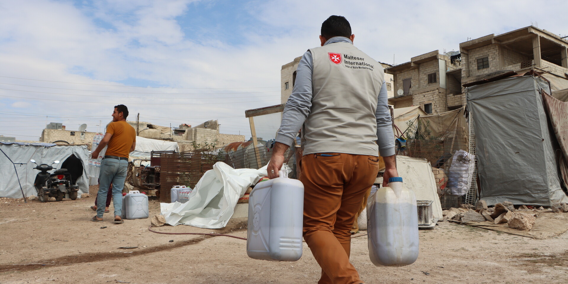 Bilal Al-Kurdi von Malteser International verteilt Hilfsgüter für die Menschen in der syrischen Erdbebenregion