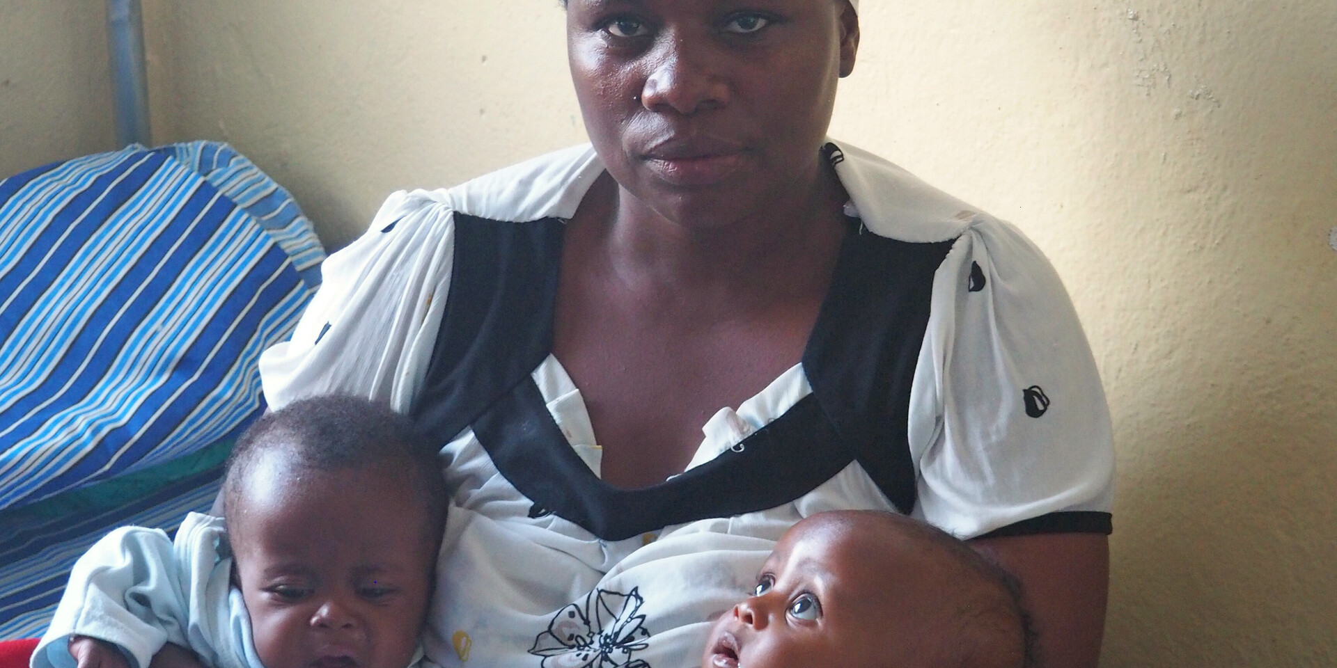 Eine Mutter mit ihren Kindern in einem Krankenhaus in der DR Kongo Eine Mutter mit ihren Kindern in einem Krankenhaus in der DR Kongo