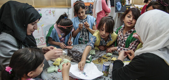 Kinder malen in einem Jugendzentrum Bilder in Jordanien.