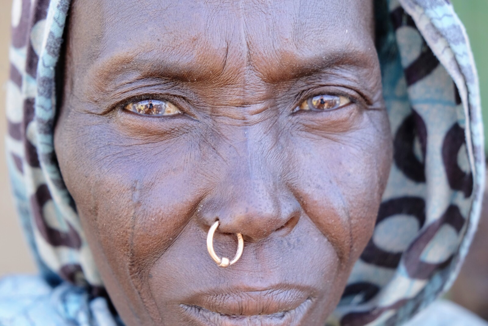 Eine Frau aus dem Tschad schaut entschlossen in die Kamera.