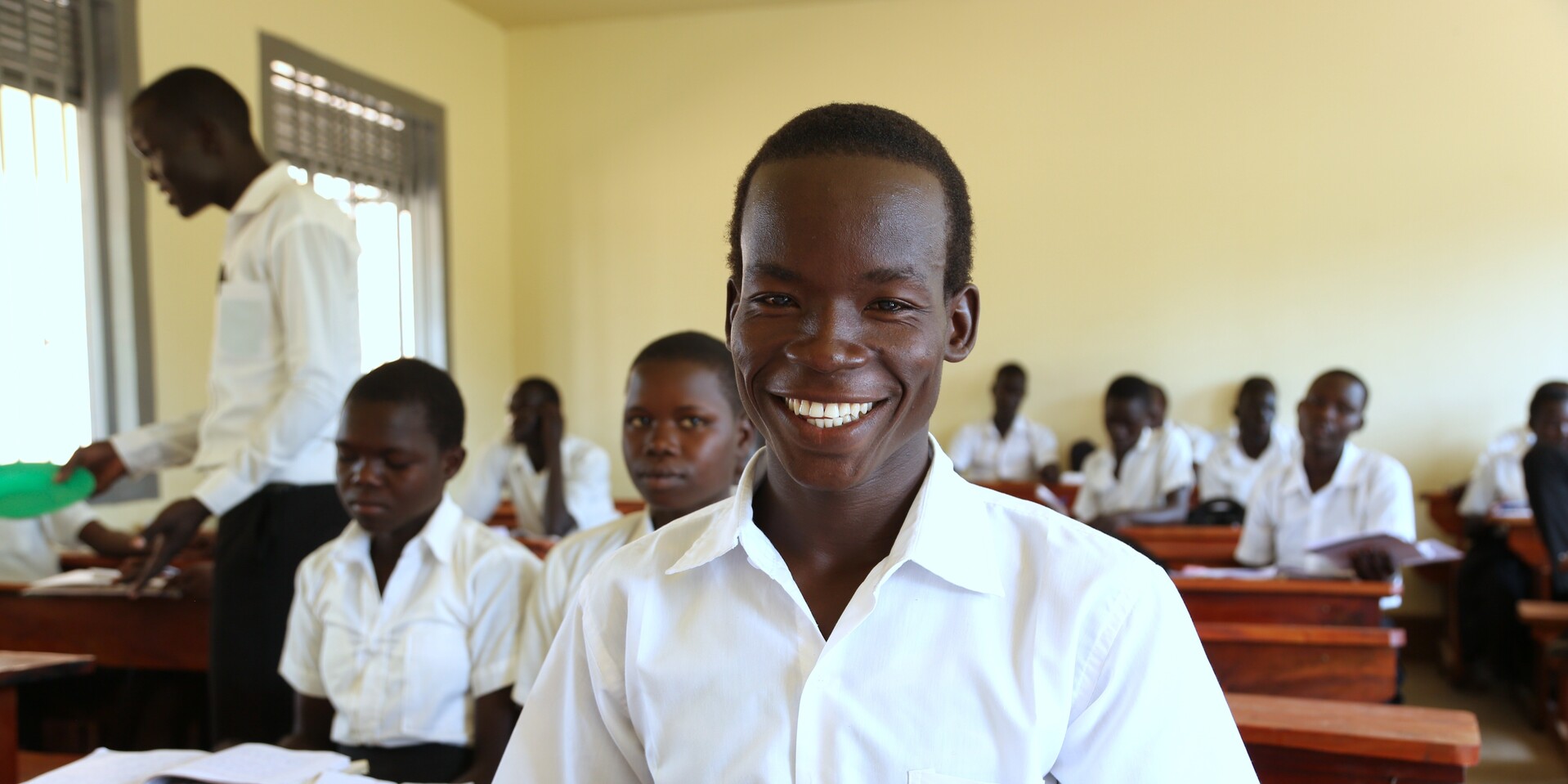 Emmanuel Muluji in der Rhino Camp High School Emmanuel Muluji in der Rhino Camp High School