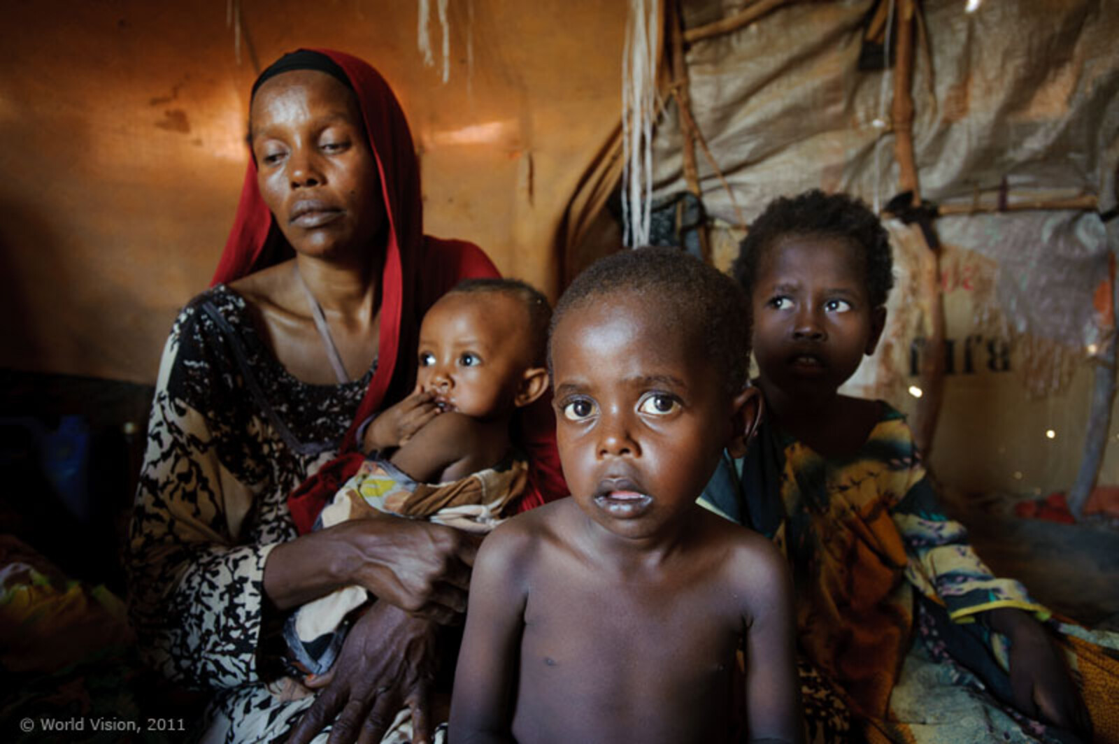 World Vision hat sich ganz der Unterstützung der Kinder in Ostafrika verschrieben. In Äthiopien, Kenia und Somalia wurden sogenannten Child Friendly Spaces eingerichtet. Hier wird den Kleinsten geholfen, die Not zu überwinden.  In Kenia hilft World Vision