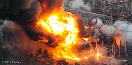 Erdbeben Japan, Tsunami, brennende Öltanks