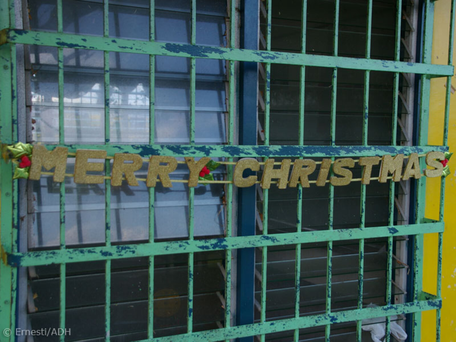 In einigen heil gebliebenen Häusern wurde die Weihnachtsdekoration ausgepackt