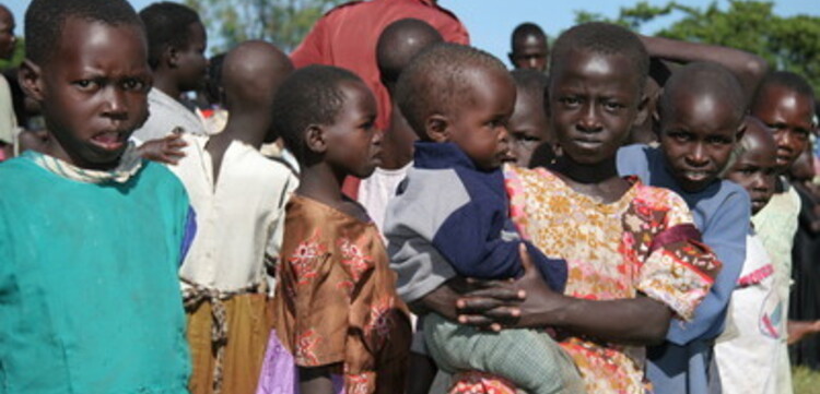 Flut Afrika, Kinder beobachten das Entladen des Helikopters