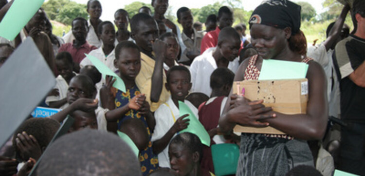 Flut Afrika: Lehrerin mit Schulkindern