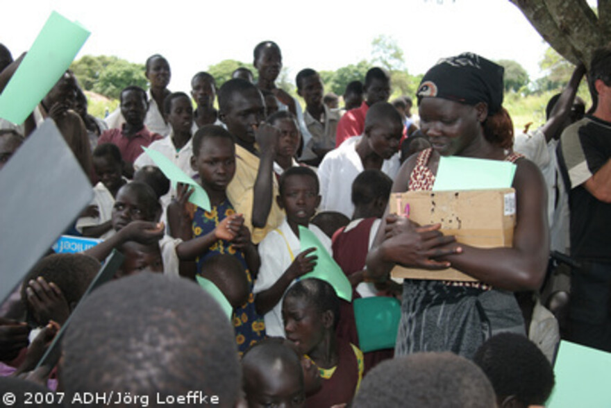 Flut Afrika: Lehrerin mit Schulkindern