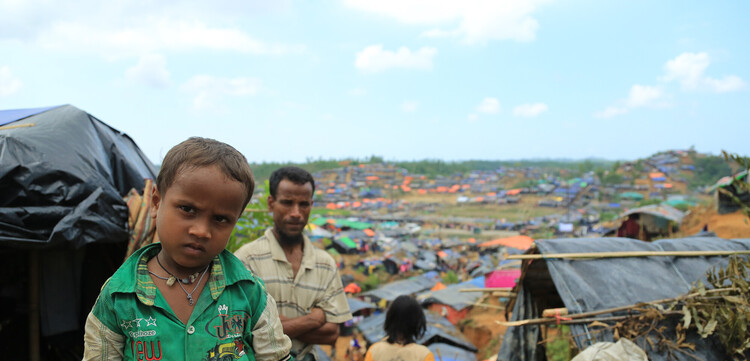 Ein Kind steht in einem der riesigen Flüchtlingscamps für Rohingya in Bangladesch