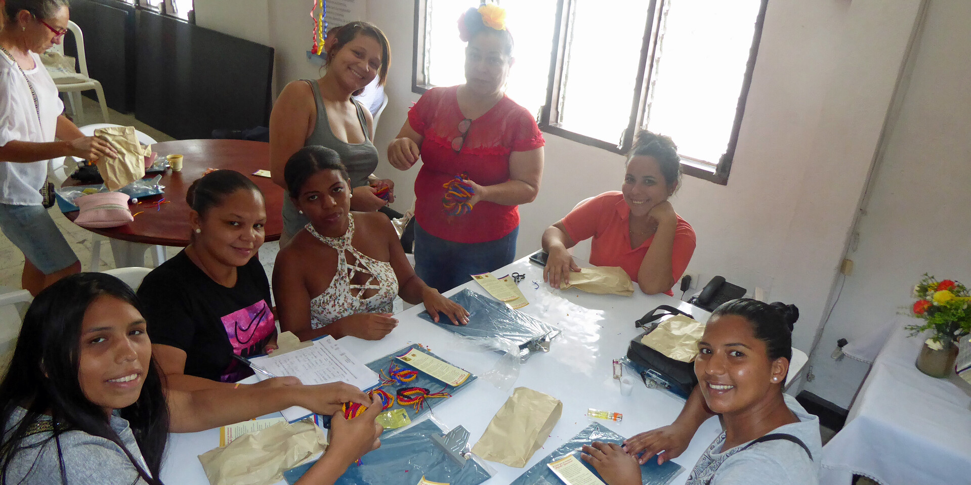 Geflüchtete Frauen aus Venezuela lernen selbst Schmuck herzustellen