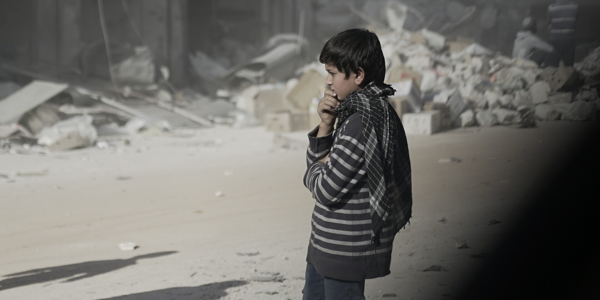 Ein Junge steht im zerstörten Idlib in Syrien Ein Junge steht im zerstörten Idlib in Syrien
