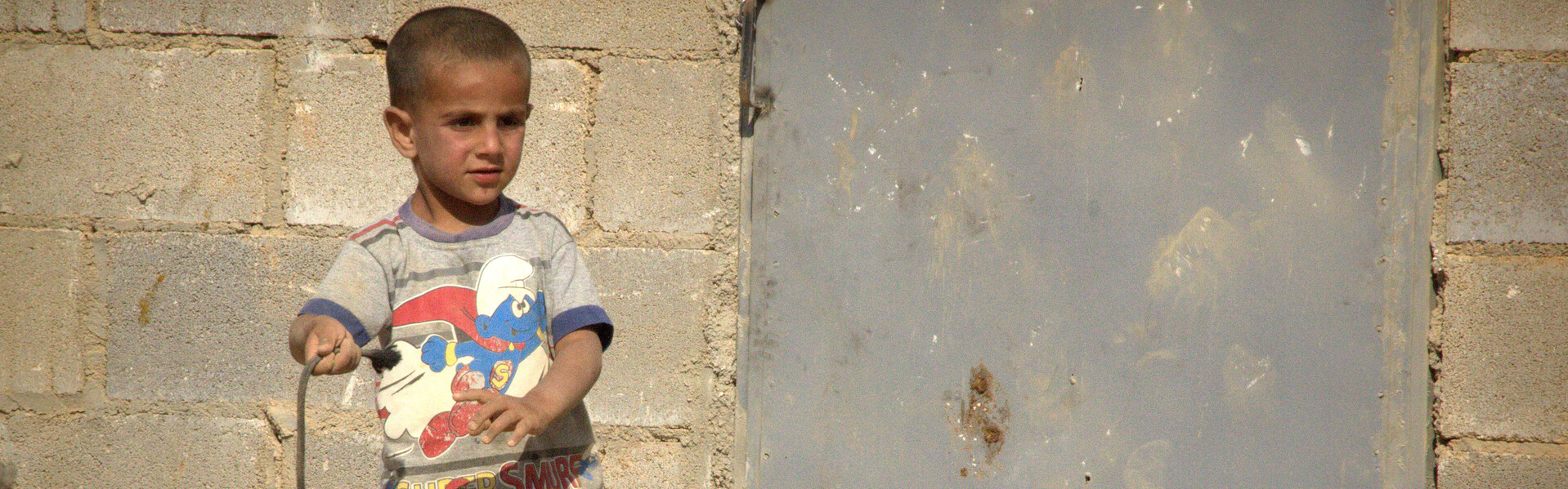 Ein kleiner Junge läuft in Syrien durch Trümmer.