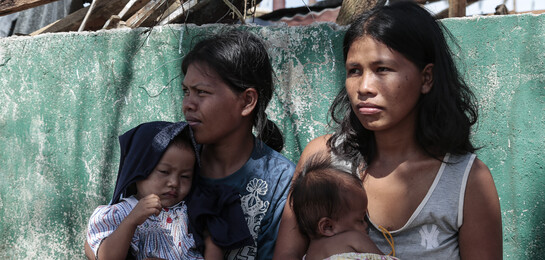Auf den Philippinen müssen sich Tausende vor der Naturgewalt Vulkan Mayon in Sicherheit bringen - wie auch 2013, als dort Taifun Haiyan wütete.