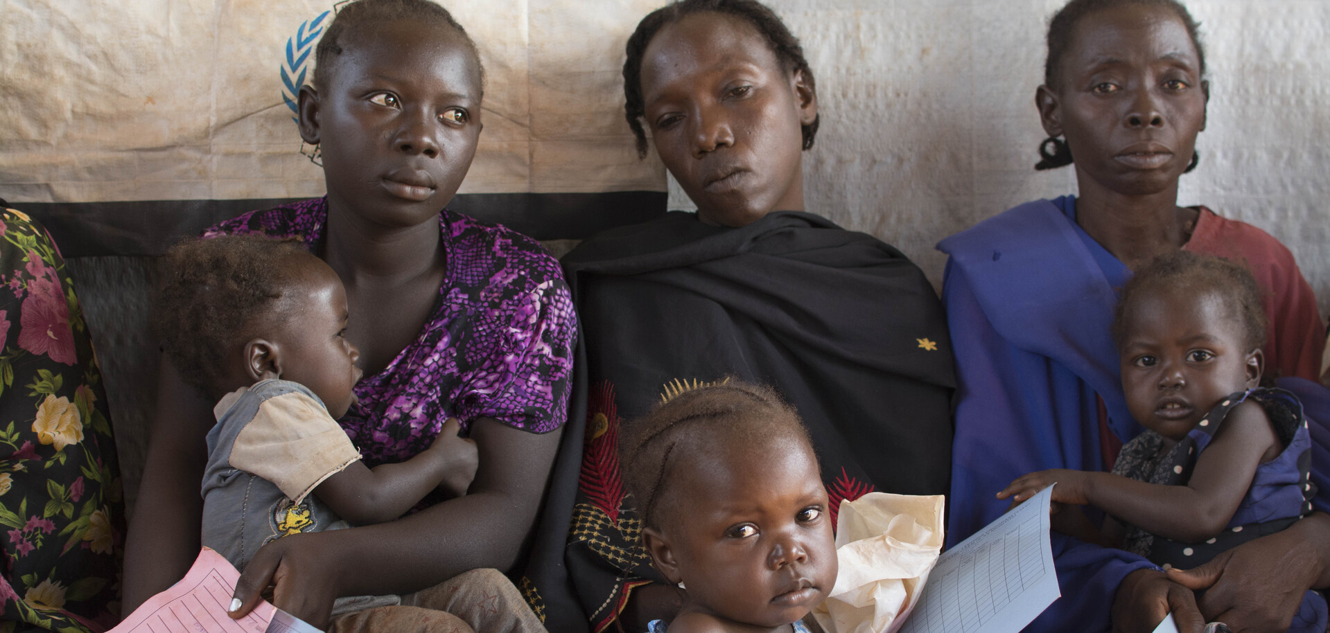 Frauen und Kinder warten auf medizinische Behandlung im Südsudan Frauen und Kinder warten auf medizinische Behandlung im Südsudan
