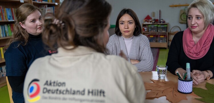 Geflüchtete Frauen aus der Ukraine bei einem Hilfsprojekt der Johanniter Geflüchtete Frauen aus der Ukraine bei einem Hilfsprojekt der Johanniter