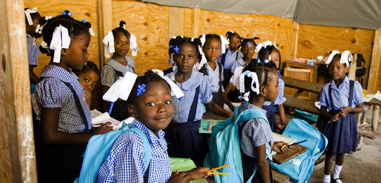 Nach dem Erdbeben in Haiti: Kinder im Klassenraum