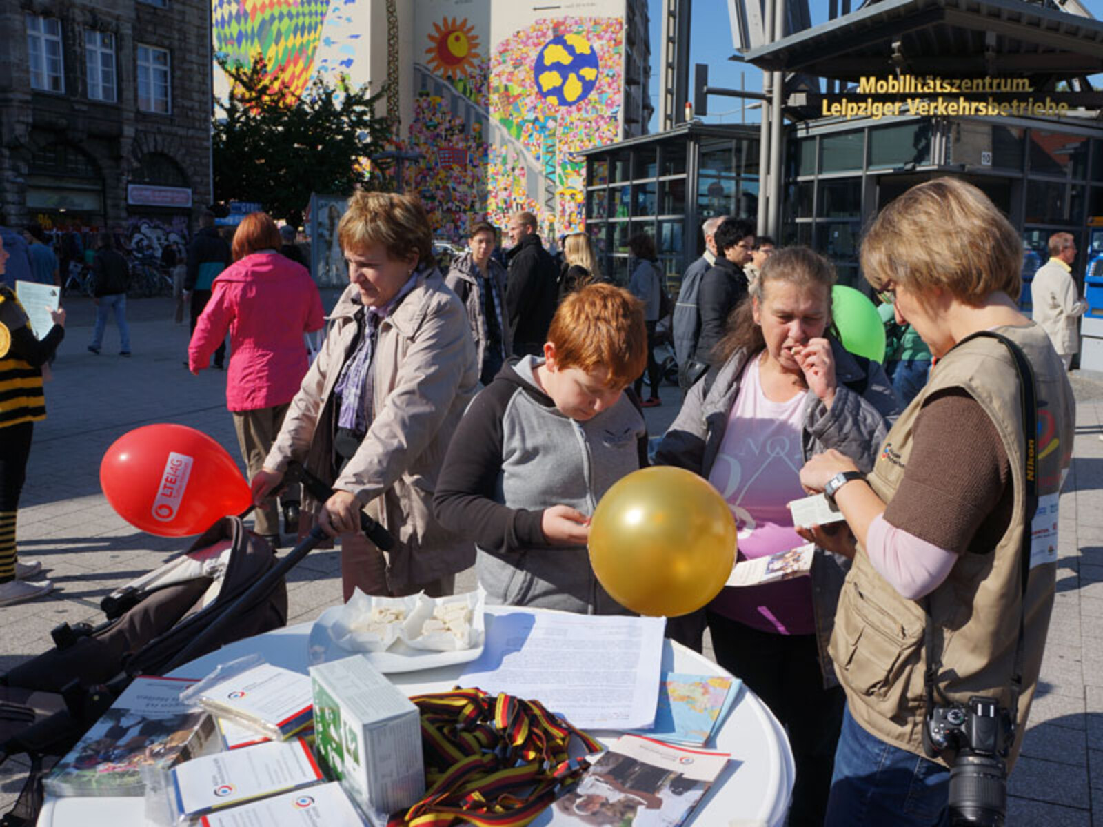 Zum Glück spielte das Wetter mit, schenkte uns ein paar herbstliche Sonnenstrahlen und lockte die Leipzigerinnen und Leipziger auf die Straße