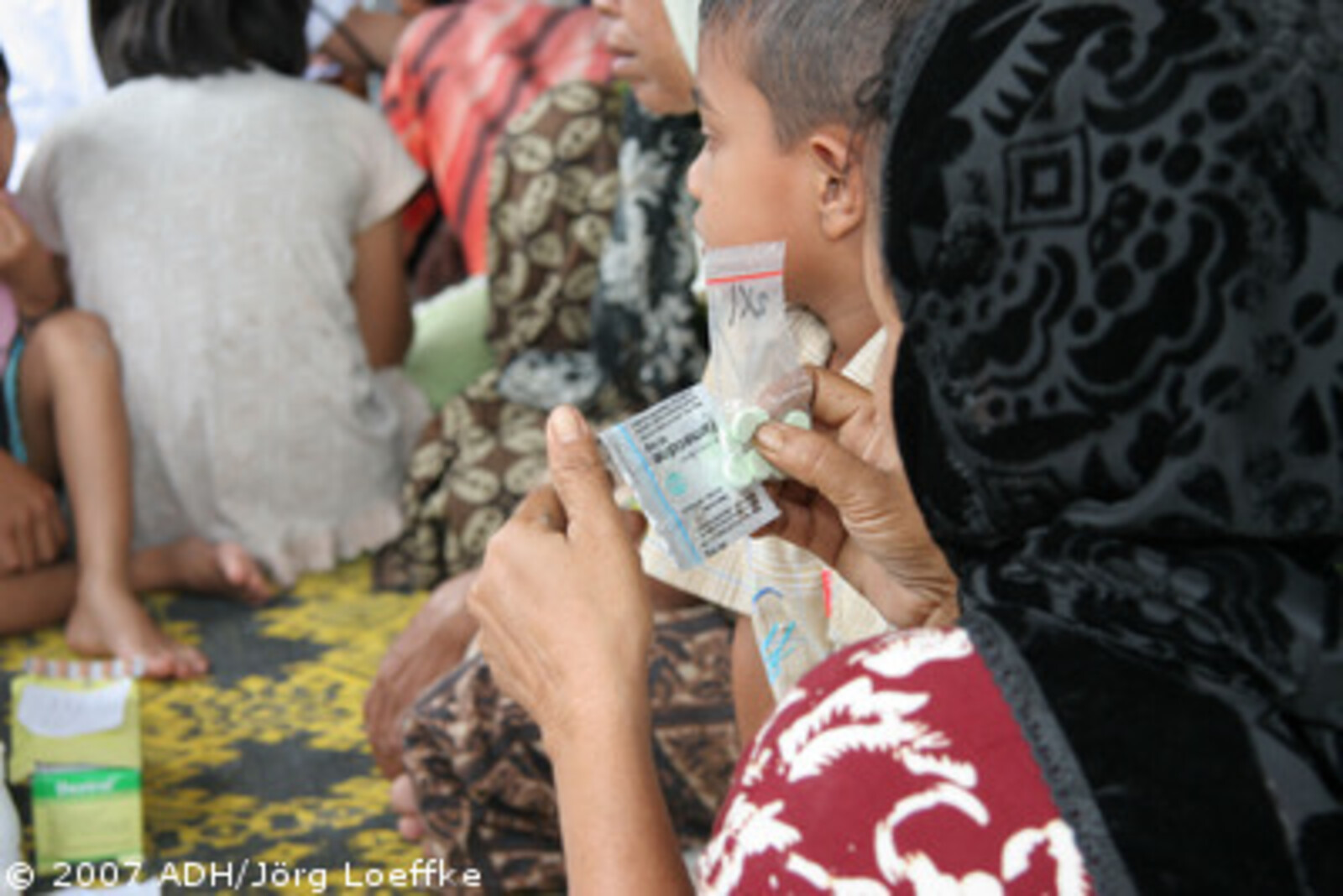 Tsunami-Hilfe Indonesien: Frau mit Medikamente
